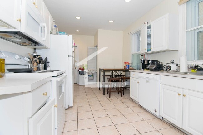 Photo - 5-bed w/2-bath * BU * Comm Ave MBTA GL-B Apartment