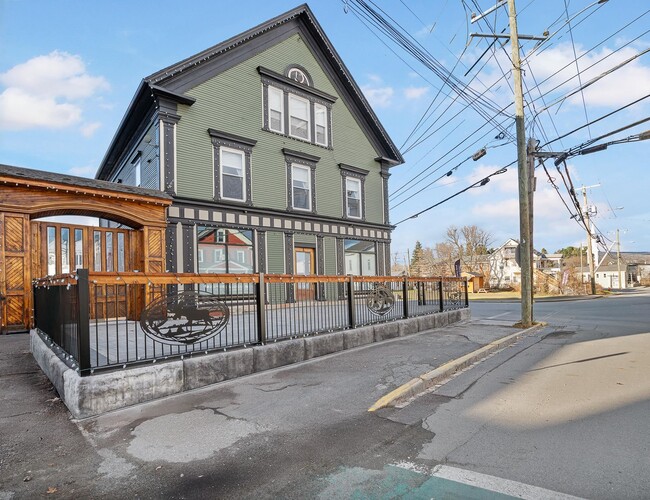 Building Photo - 121 Main St