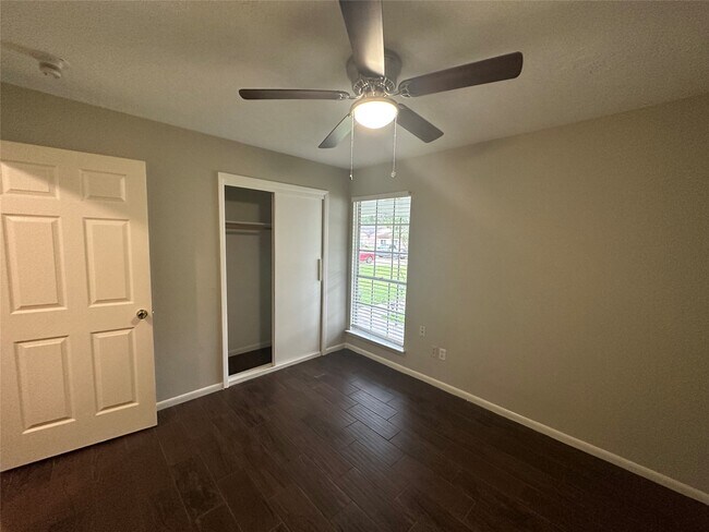 Building Photo - 9939 Valley Park Dr