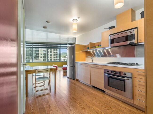 Foto del edificio - John Ross - 8th floor south waterfront studio w/parking/most utilities/concierge