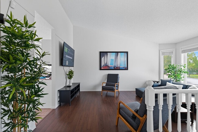 Building Photo - 180 Meadowview Dr