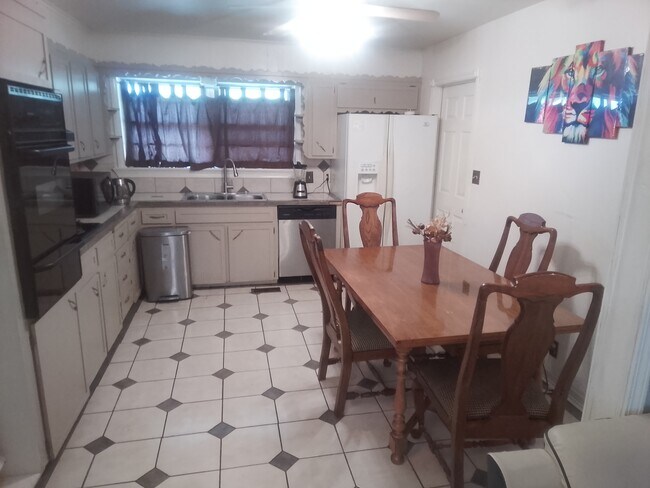 Foto del edificio - 10208 E 7th St