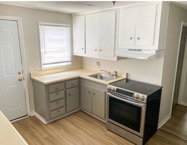 Building Photo - 1 Bed / 1 Bath Apartment/Home Near Cherryd...