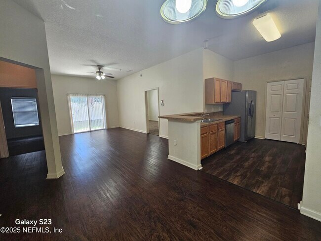 Foto del edificio - 6788 Manotak Oaks Dr