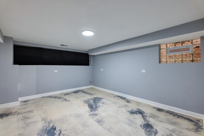 Building Photo - 7835 S Essex Ave