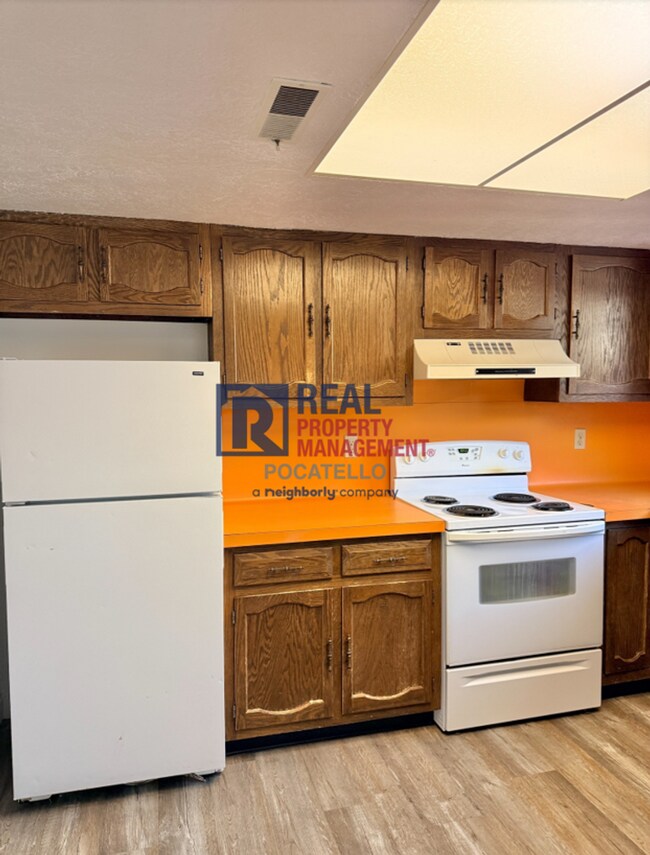Foto del edificio - 3 bedroom 1.5 bath townhouse - 2 car carport
