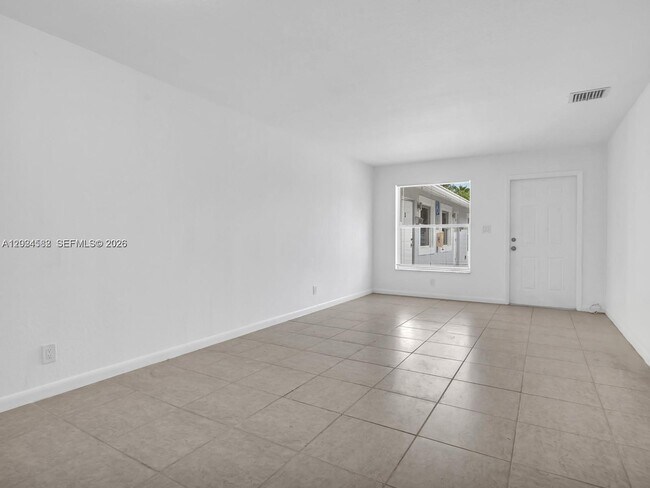 Foto del edificio - 241 NW 40th St