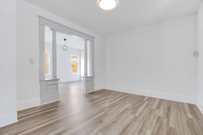 Building Photo - 3 Bedroom available in Goose Hollow!