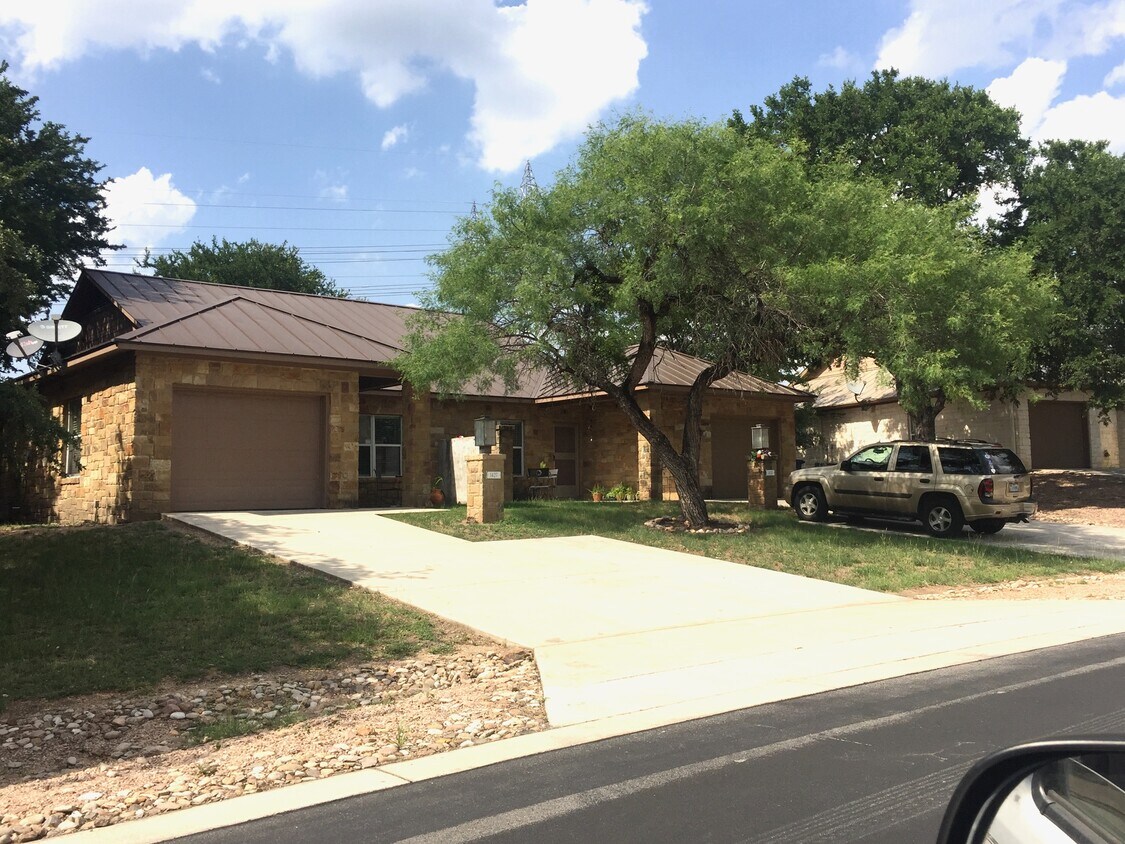 1427 Hi Cir N, Horseshoe Bay, TX 78657 Condo for Rent in Horseshoe