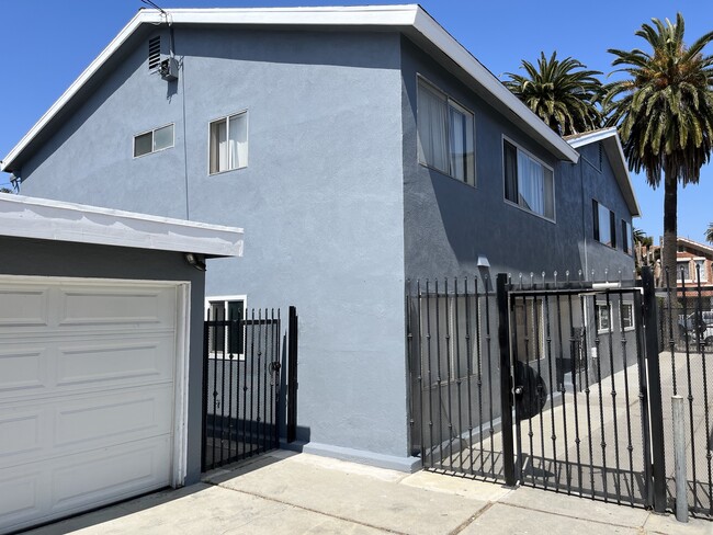 Patios y entrada cerrados - 2119 Earl Ave