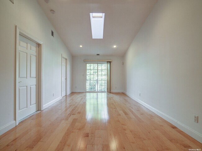 Building Photo - 948 Madeira Blvd