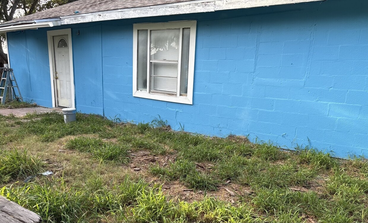 Building Photo - 707 W Lakeside Dr