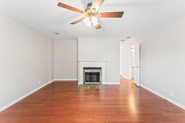Foto del edificio - 2 Bed, 1.5 Bath Townhome * No Pets * Comm. Pool and Tennis