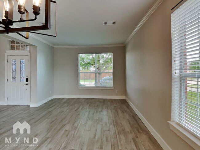 Building Photo - 2365 Sunshine Dr
