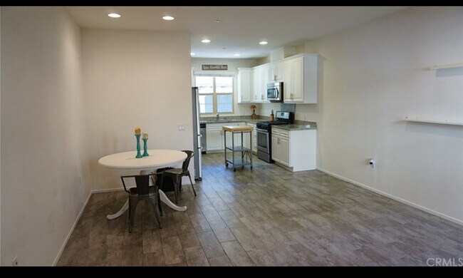 Building Photo - 544 S Casita St