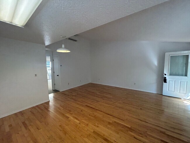 Foto del edificio - Quaint Light-Filled Unit Situated in One o...