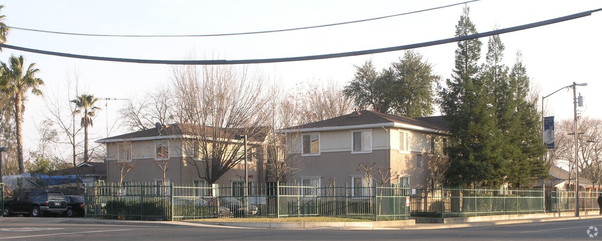 Building Photo - 402 Carroll Ave