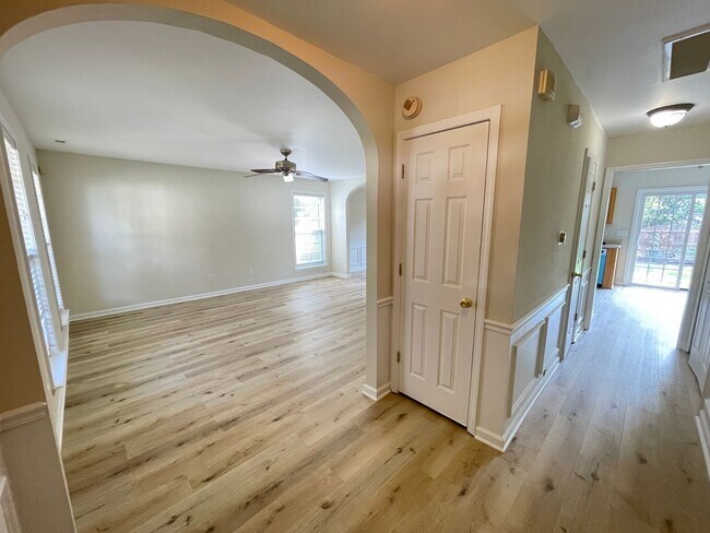 Building Photo - Beautiful, updated 3br 2.5 ba home with ga...