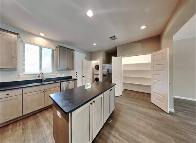 Building Photo - 178 Holly St