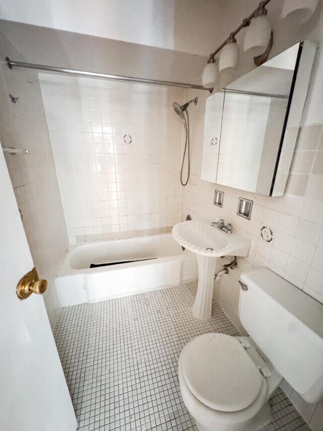 Foto del edificio - 6250 N Kenmore Ave