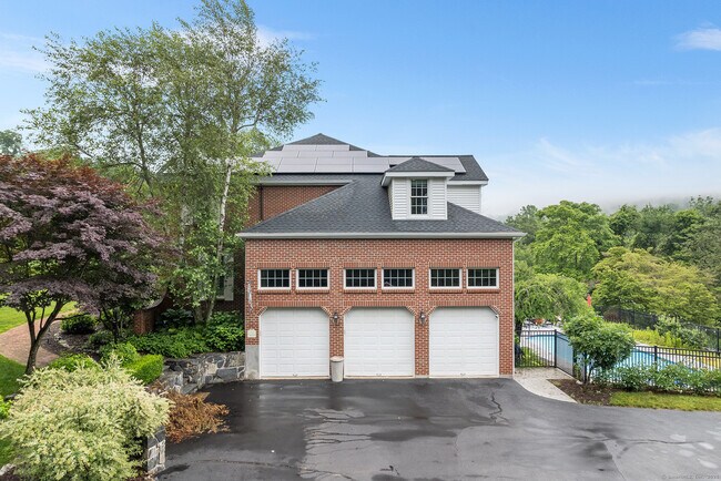 Foto del edificio - 35 Lake Ridge Rd