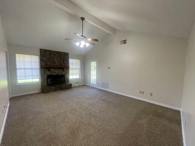 Building Photo - Brookhaven Estates Stockwell Area! Move In...