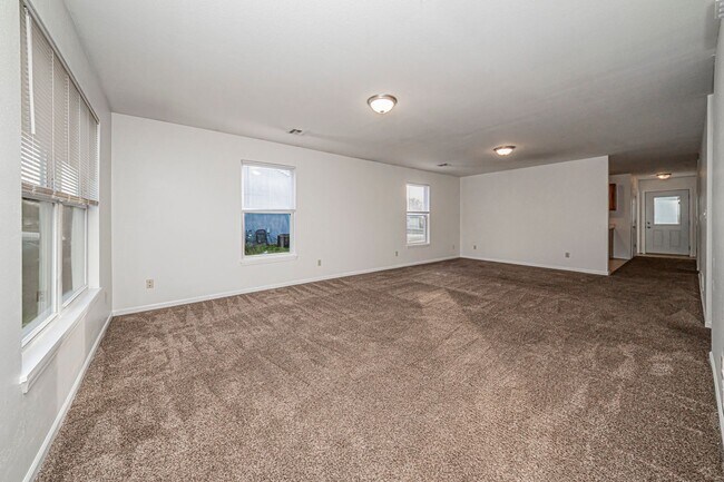 Foto del edificio - Please View 3D Virtual Walk-Through Before Scheduling a Showing