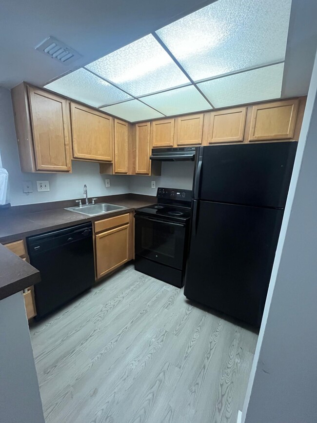 Building Photo - 744 Executive Center Dr