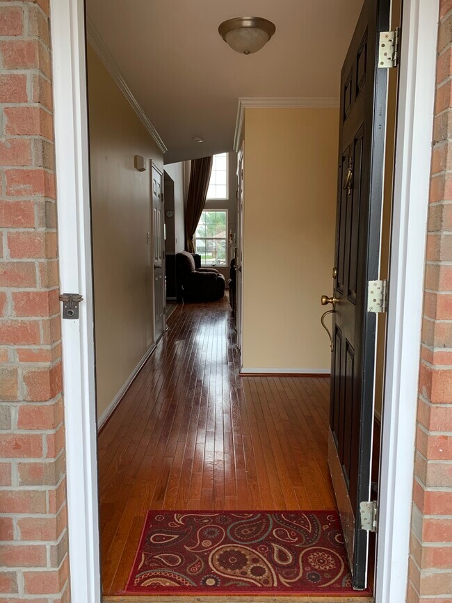 Entry Foyer - 225 Fountayne Ln