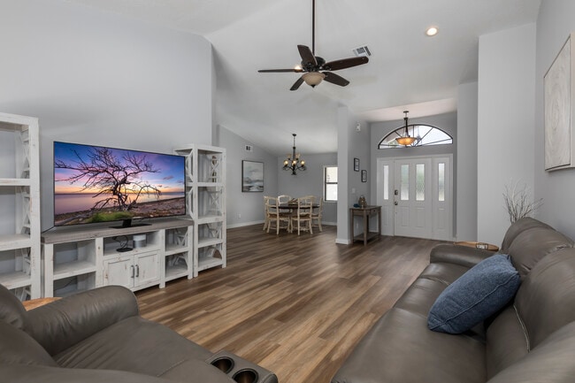 Sala de estar y comedor - 955 SW Sand Oak Dr