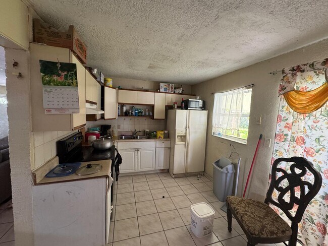 Foto del edificio - 6110 SW 16th St