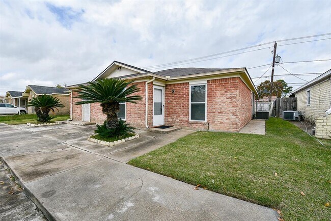 Building Photo - 15063 Woodforest Blvd