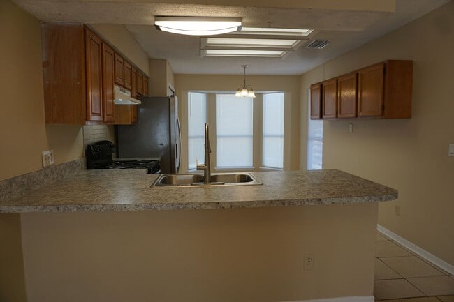 Building Photo - 3 bedroom 2.5 Bathroom townhome with fence...