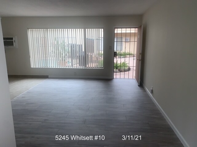 5245 Whitsett #10 Liv Rm - 5245 Whitsett Ave