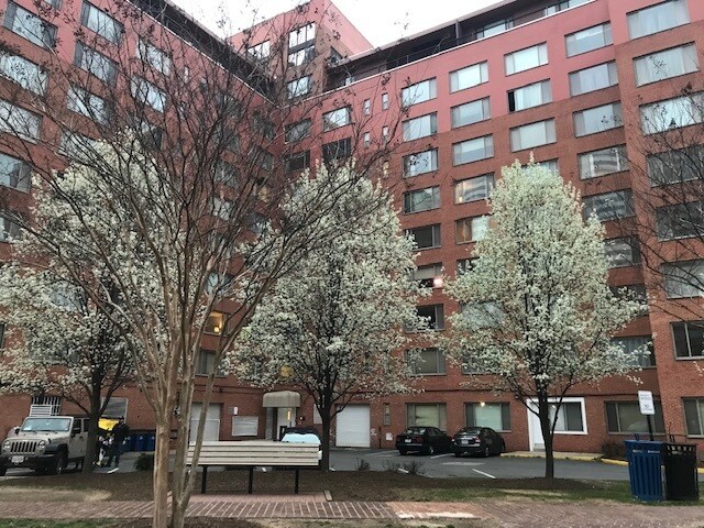 River Place West - 1111 Arlington Blvd