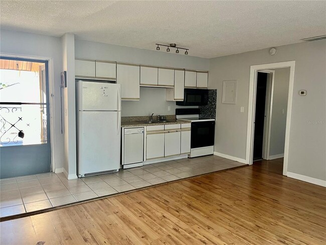 Foto del edificio - 2701 Hidden Lake Dr N