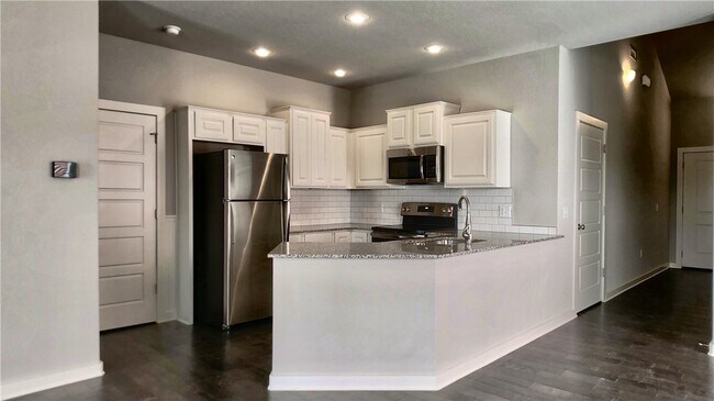 Building Photo - 1690 N Izard Ln