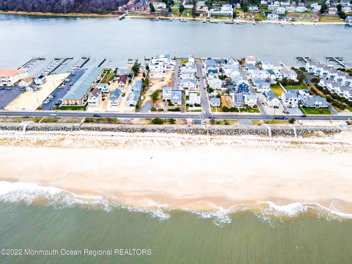 4 Via Ripa Wy Unit 2, Sea Bright, NJ 07760 Room for Rent in Sea