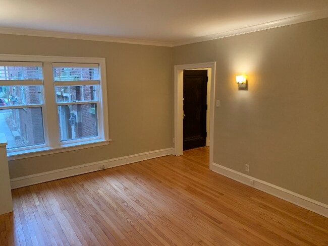 Foto del edificio - 2046 W Farragut Ave