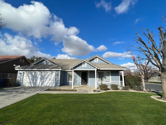 Building Photo - Spacious Southwest 4 Bedroom