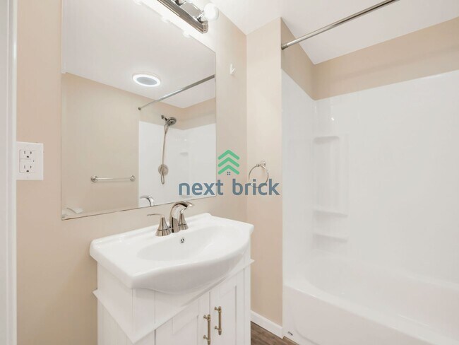 Foto del edificio - 5 Bed and 3 Bath Single-family Home Availa...