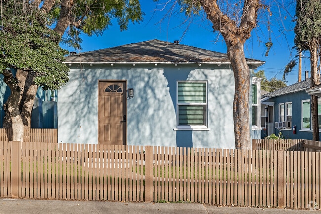 Building Photo - 1728 N Sierra Bonita Ave