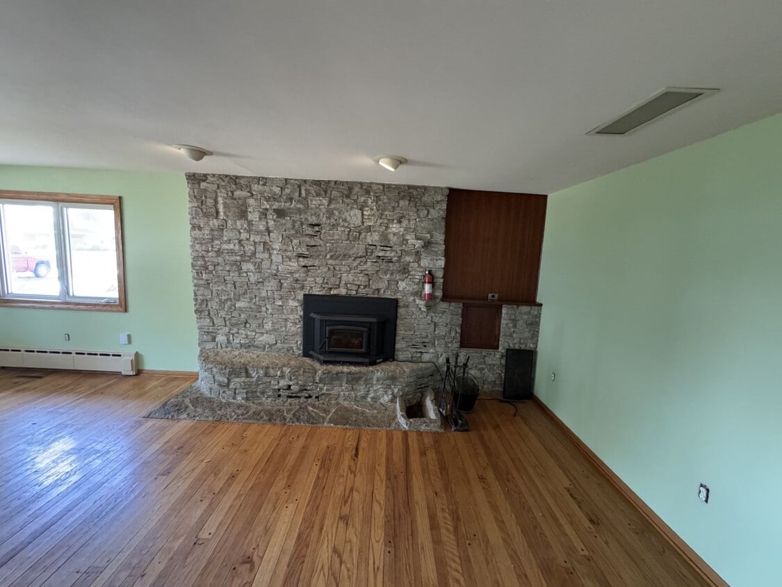 Building Photo - Charming 4-Bedroom Rambler for Rent – $2,4...