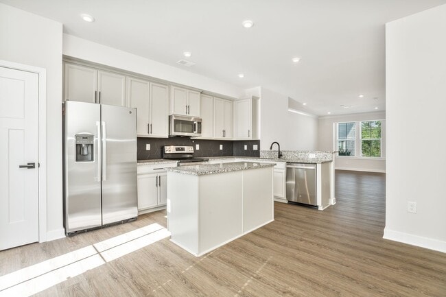 Building Photo - Spacious 3 Bed, 3.5 Bath Townhouse in Fore...