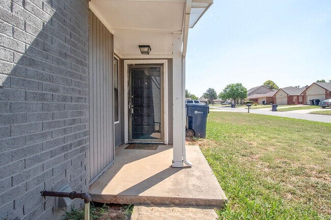 Building Photo - 9016-9020 N Rockwell Dr