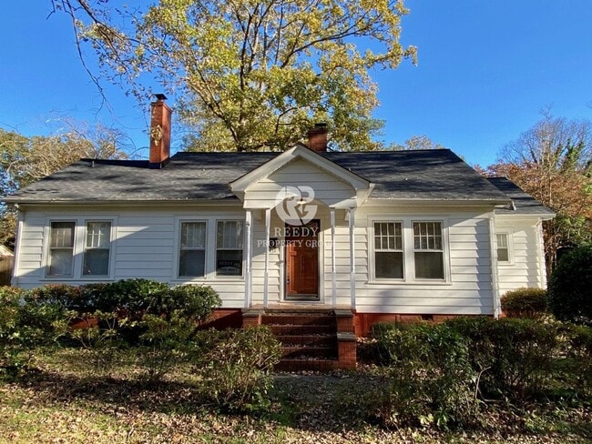 Building Photo - Spacious 3 bedroom  and 1 bath home with FENCED IN BACKYARD located minutes from downtown Spartan...