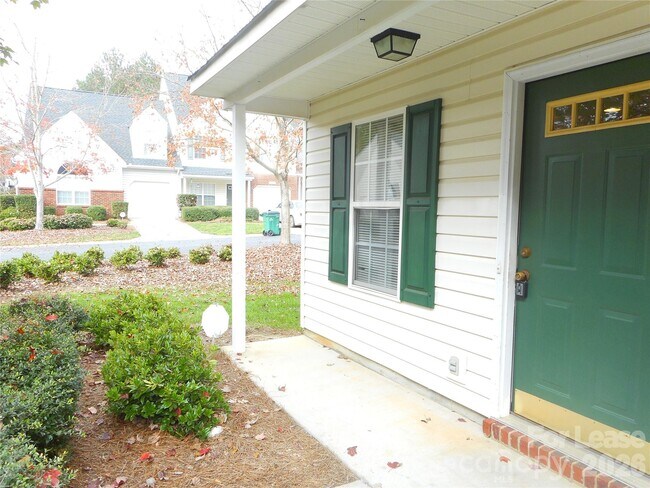 Foto del edificio - 1957 University Heights Ln