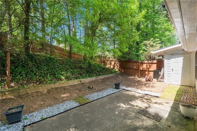 Foto del edificio - 5000 Village Green Way