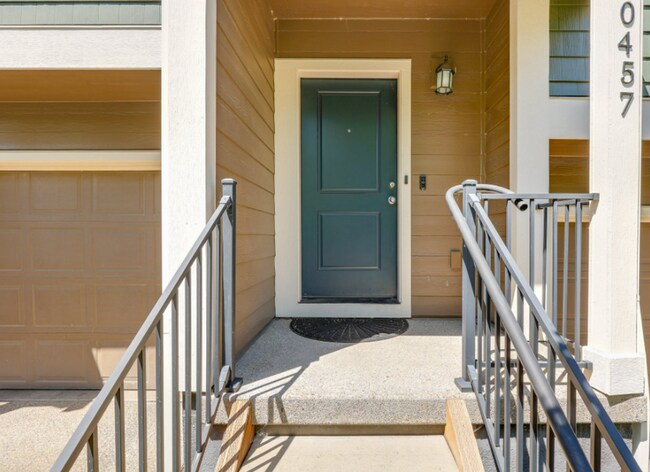 Foto del edificio - Immaculate 2-Bedroom Townhome in Tanasbourne with Smart Upgrades & High-End Finishes!