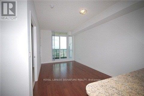 Photo du bâtiment - 215-1215 Sherway Gardens Rd